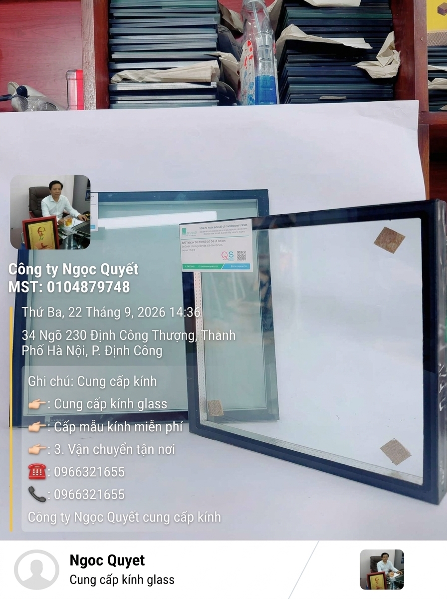 Kính hộp cách nhiệt khung đen của công ty Ngọc Quyết trưng bày trên bàn trắng